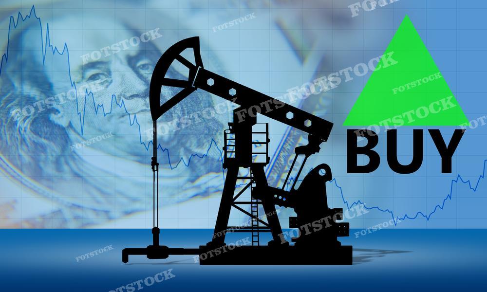 На фотографии — силуэт нефтяной вышки на фоне графика цен на нефть и изображения стодолларовой купюры. Слово "BUY" и зеленая стрелка вверх, возможно, сигнализируют о благоприятном моменте для покупки акций или нефти. Это изображение может использоваться аналитиками и трейдерами в материалах, касающихся инвестиций в нефтяную отрасль и биржевой торговли.